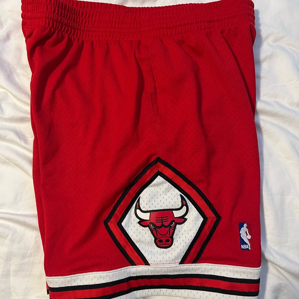 Mitchell & Ness Chicago Bulls 1997-1998 3-Peat Away Shorts - Picture 2 of 3